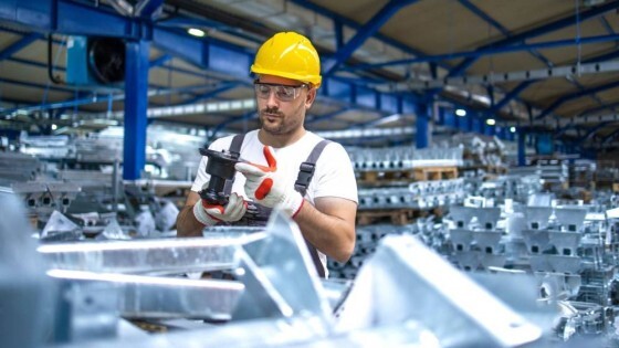Headerbild_Landing_Page_ERP-Guide_fuer_den_Maschinenbau_560x315px